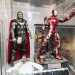 Due "doll", ossia statuette assemblabili: ritraggono Thor, il protagonista dell'omonimo film interpretato da Chris Hemsworth e Iron Man, nella versione impersonata da Robert Downey Jr